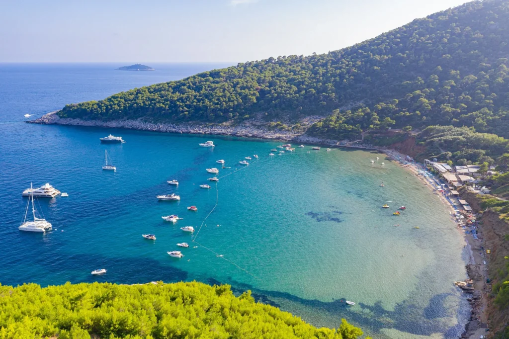 Photo: Wikimedia Commons| Šunj Beach