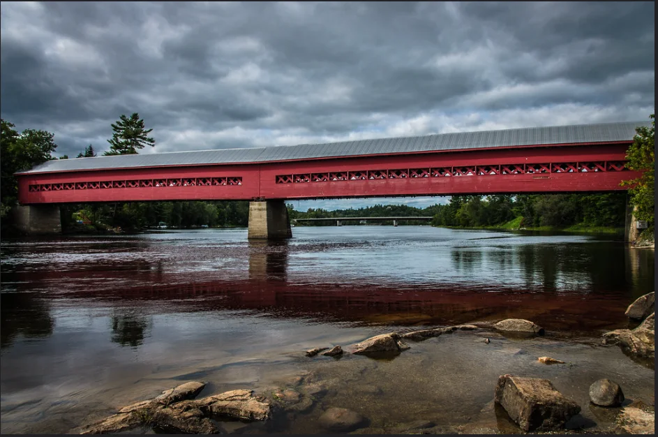 WAKEFIELD WITH RED COVERED BRIDGE - canada rail