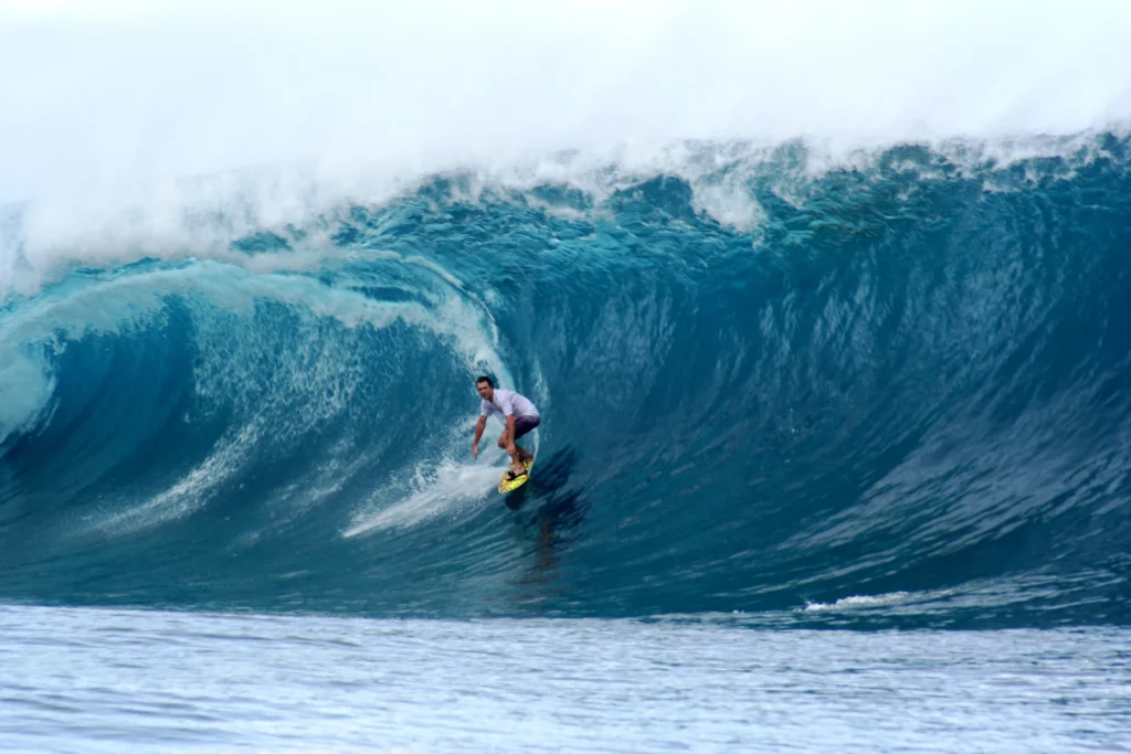 Surf at Teahupoo beach, Tahiti