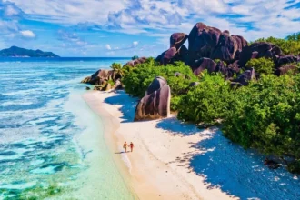 couple at seychells-la-digue-anse-source-d-argent- how to choose the perfect beach vacation