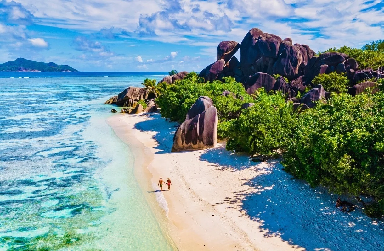 couple at seychells-la-digue-anse-source-d-argent- how to choose the perfect beach vacation